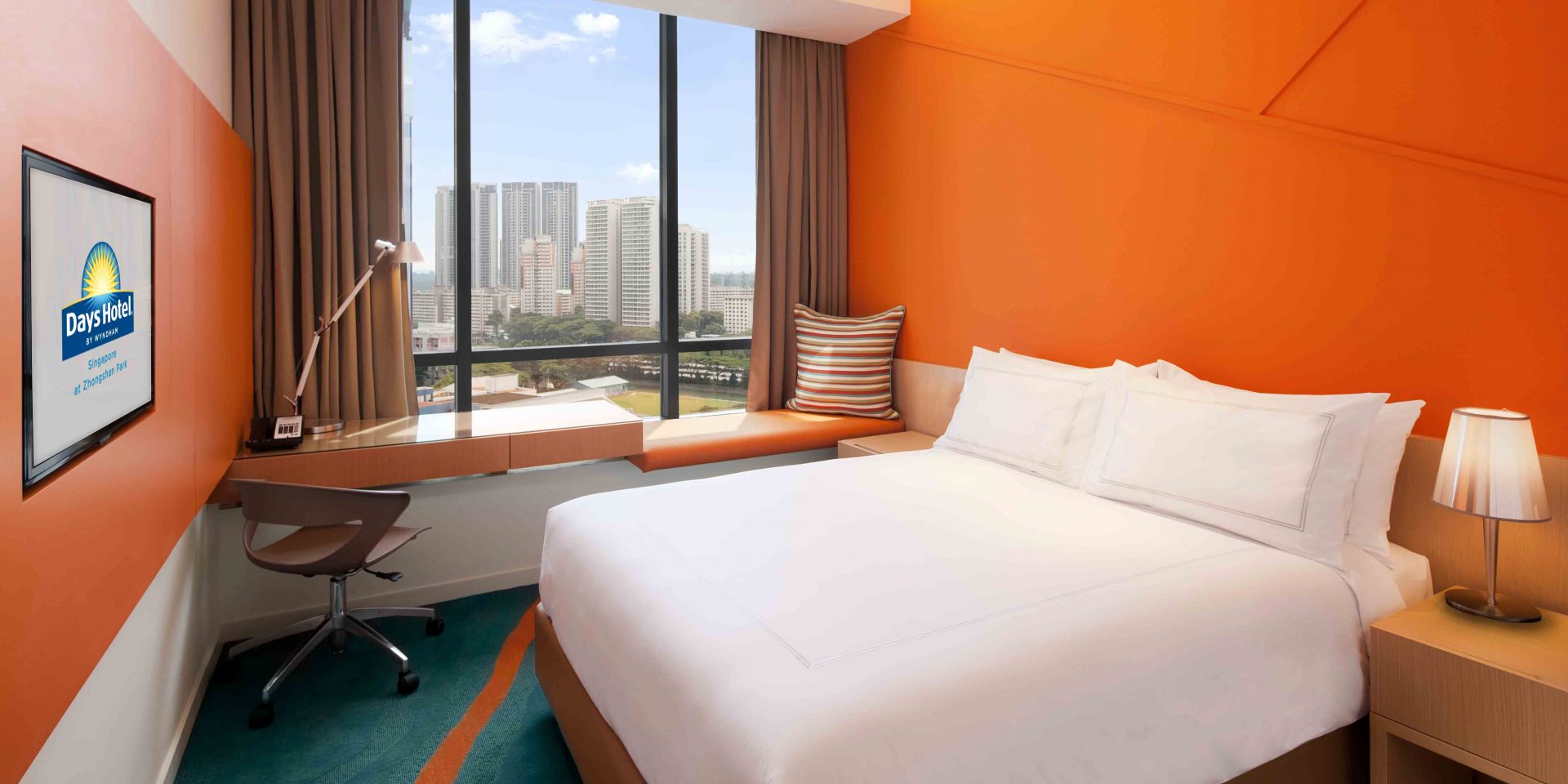 days-hotel-queen-bed-guestroom-park-view-mid-res